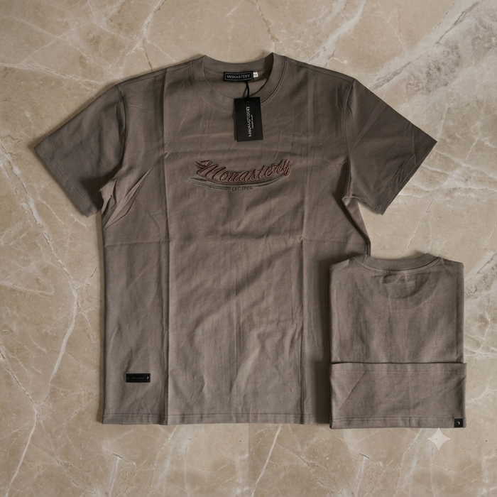 Camiseta Premium — Monastery Script (Taupe)